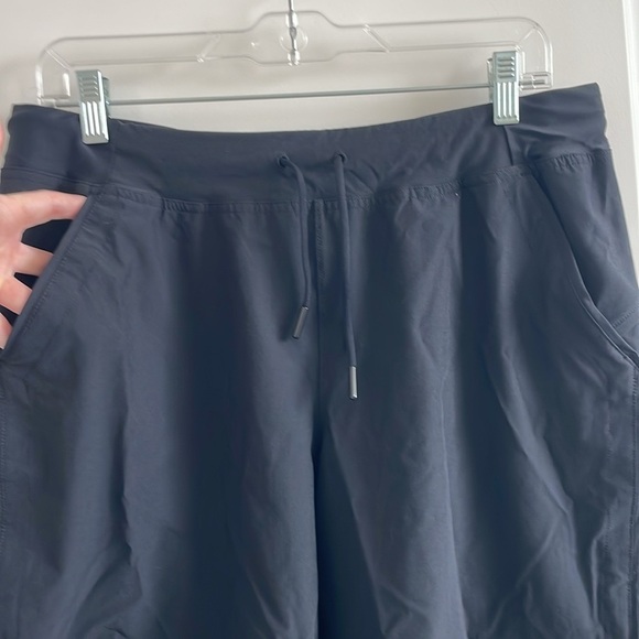 Lands’ End Women’s Black Board Shorts w/ Pockets & Drawstring - Size 10P - Picture 3 of 4